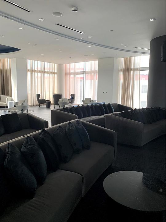 For Sale: $609,000 (1 beds, 1 baths, 937 Square Feet)