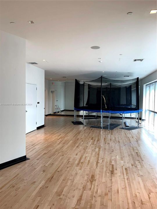 For Sale: $609,000 (1 beds, 1 baths, 937 Square Feet)