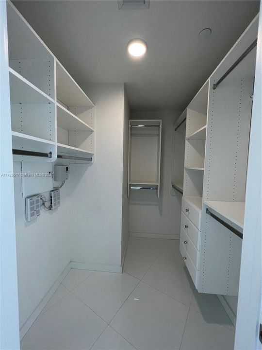 For Sale: $609,000 (1 beds, 1 baths, 937 Square Feet)