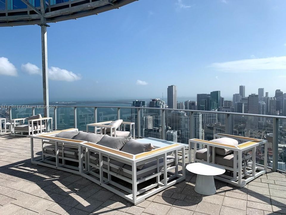 For Sale: $609,000 (1 beds, 1 baths, 937 Square Feet)