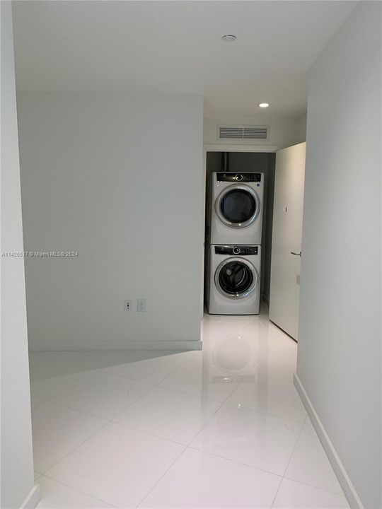 For Sale: $609,000 (1 beds, 1 baths, 937 Square Feet)