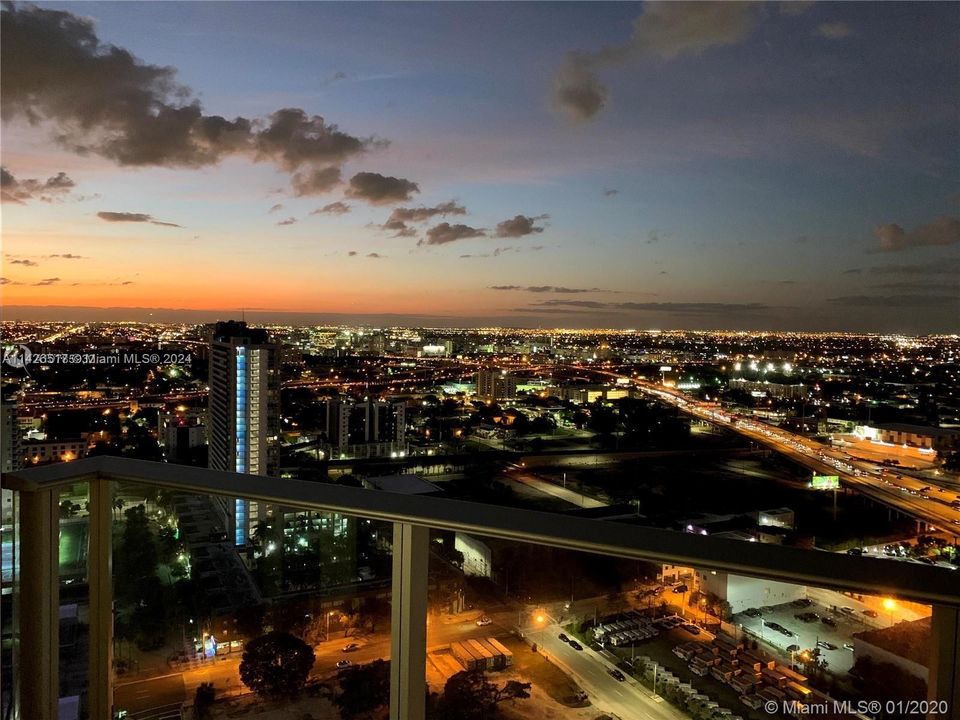 For Sale: $609,000 (1 beds, 1 baths, 937 Square Feet)