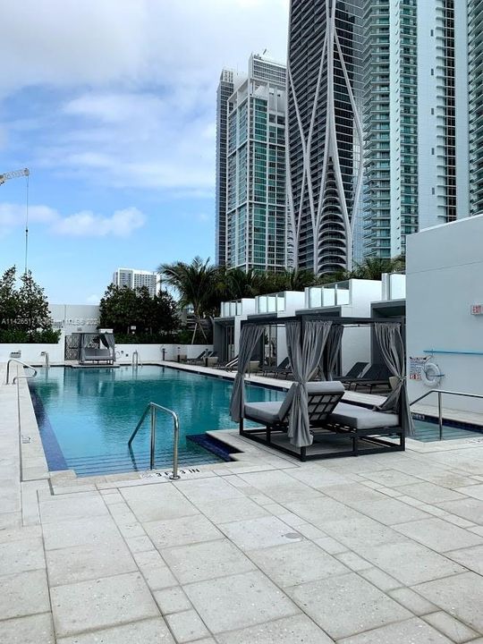For Sale: $609,000 (1 beds, 1 baths, 937 Square Feet)