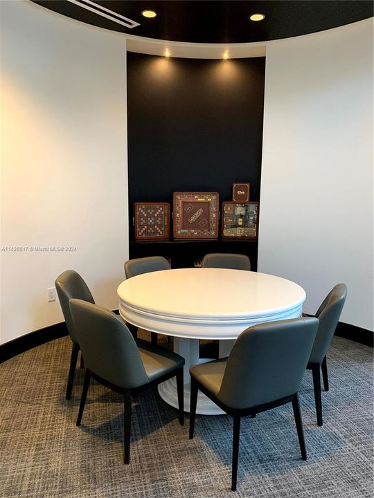 For Sale: $609,000 (1 beds, 1 baths, 937 Square Feet)