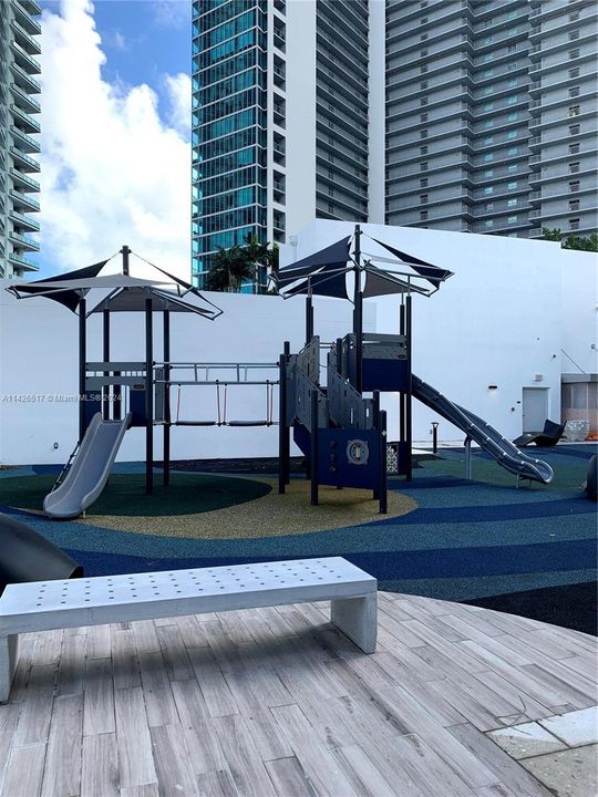 For Sale: $609,000 (1 beds, 1 baths, 937 Square Feet)