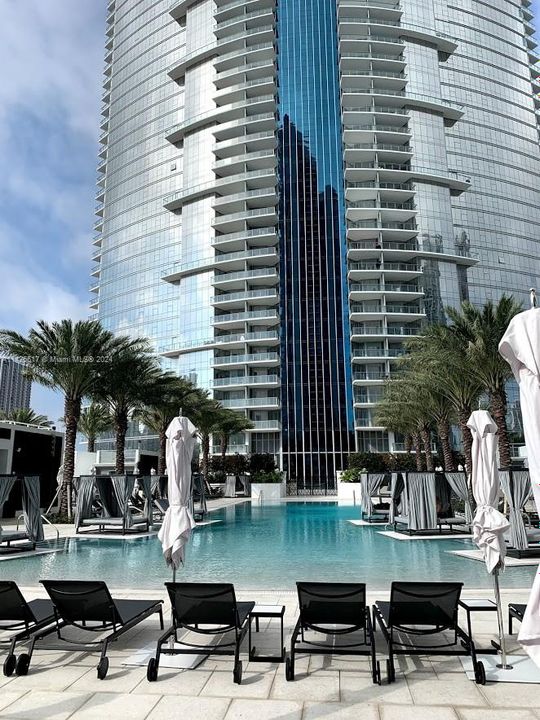 For Sale: $609,000 (1 beds, 1 baths, 937 Square Feet)