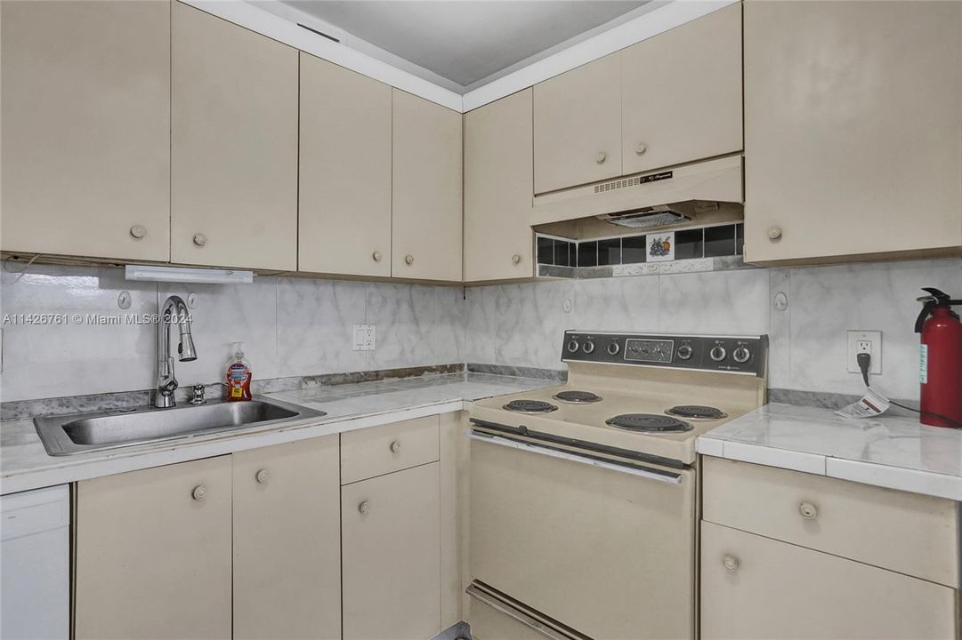 Active With Contract: $145,000 (2 beds, 2 baths, 933 Square Feet)