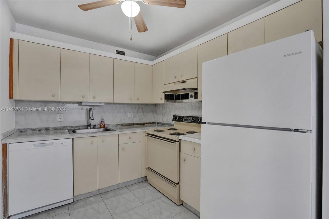 Active With Contract: $145,000 (2 beds, 2 baths, 933 Square Feet)