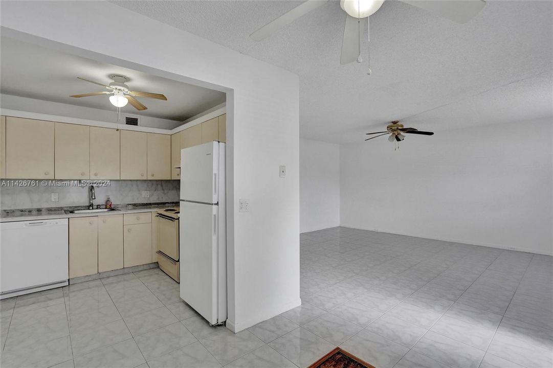 Active With Contract: $145,000 (2 beds, 2 baths, 933 Square Feet)