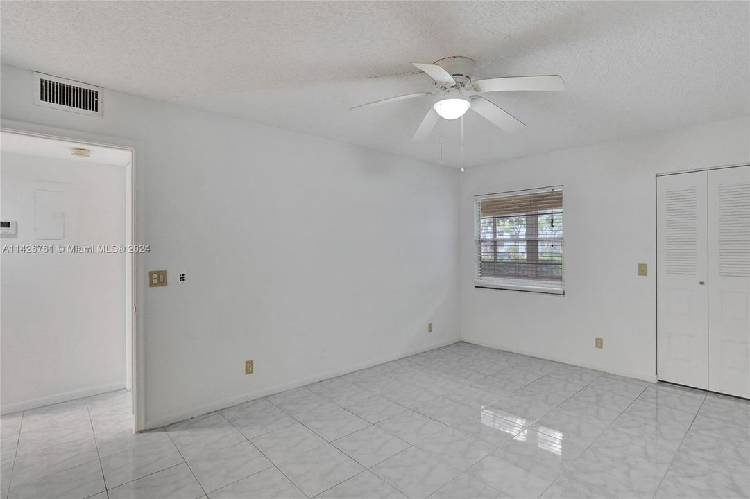 Active With Contract: $145,000 (2 beds, 2 baths, 933 Square Feet)