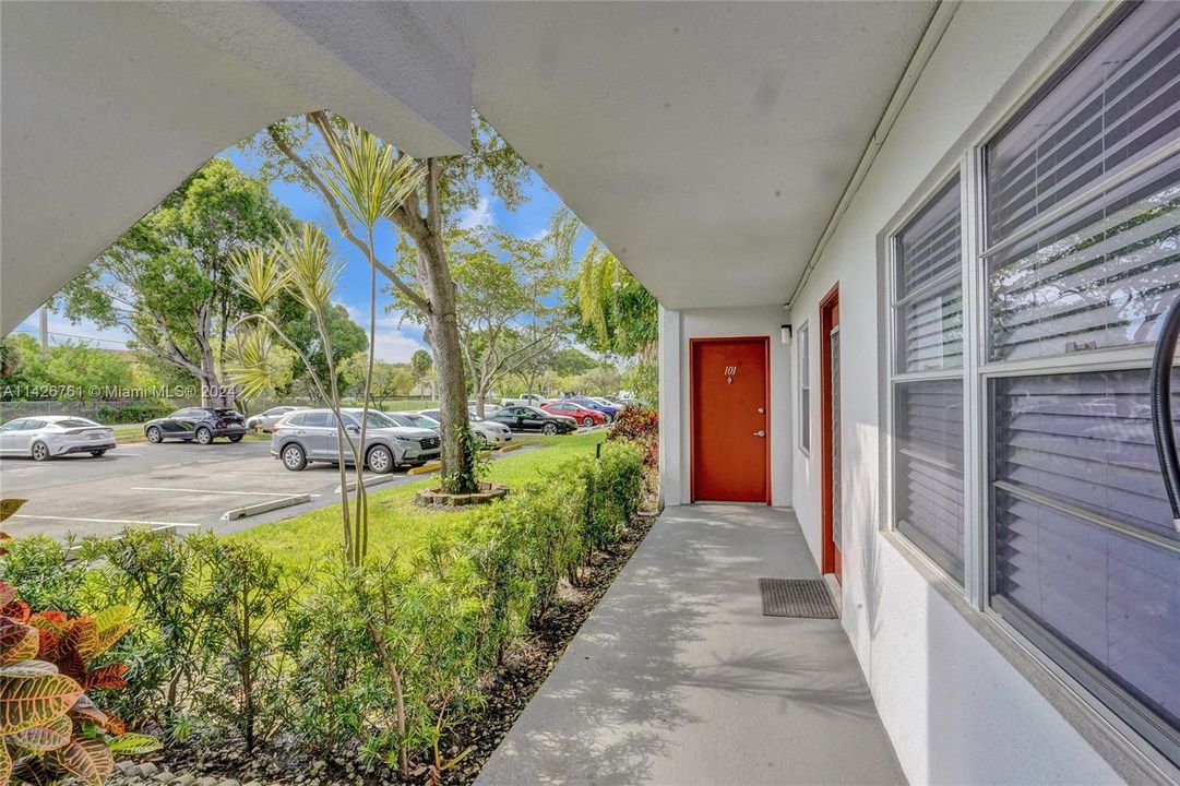 Active With Contract: $145,000 (2 beds, 2 baths, 933 Square Feet)