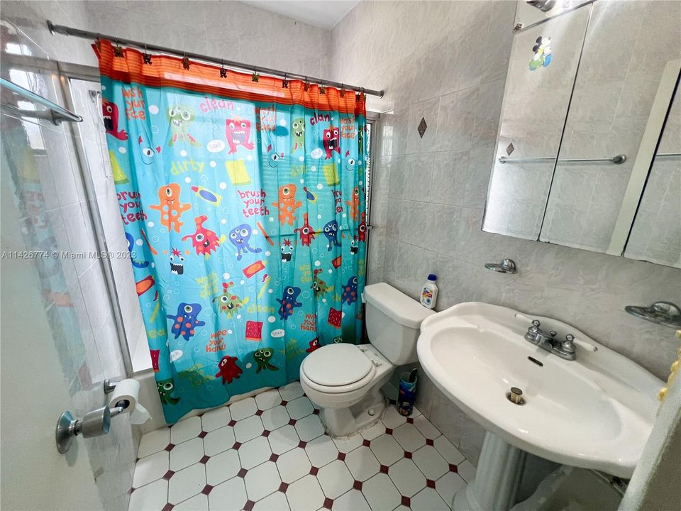 Recently Sold: $650,000 (4 beds, 2 baths, 2523 Square Feet)