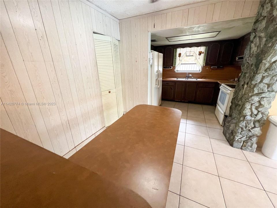 Recently Sold: $650,000 (4 beds, 2 baths, 2523 Square Feet)