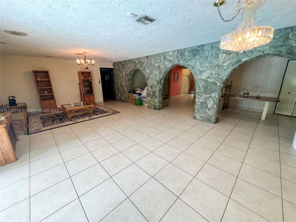 Recently Sold: $650,000 (4 beds, 2 baths, 2523 Square Feet)