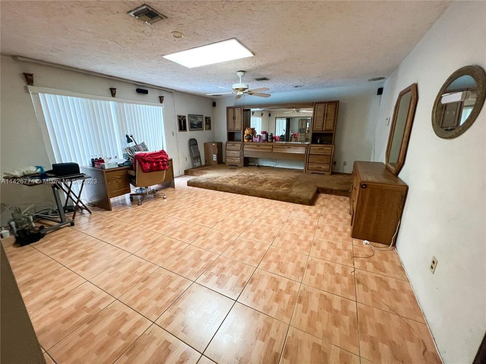 Recently Sold: $650,000 (4 beds, 2 baths, 2523 Square Feet)