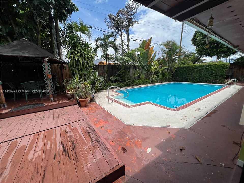 Recently Sold: $650,000 (4 beds, 2 baths, 2523 Square Feet)