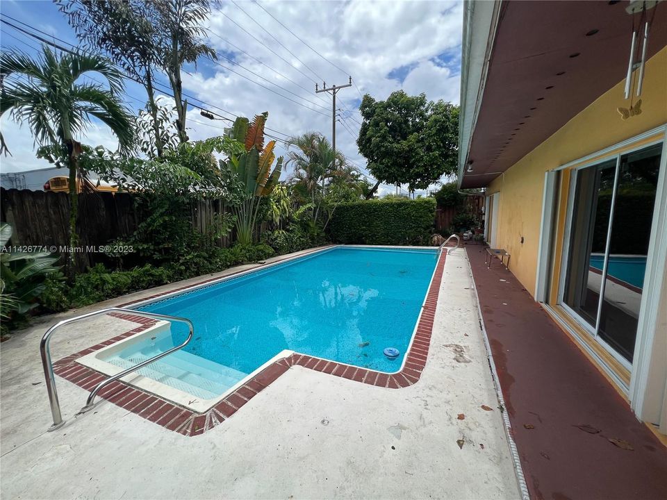 Recently Sold: $650,000 (4 beds, 2 baths, 2523 Square Feet)