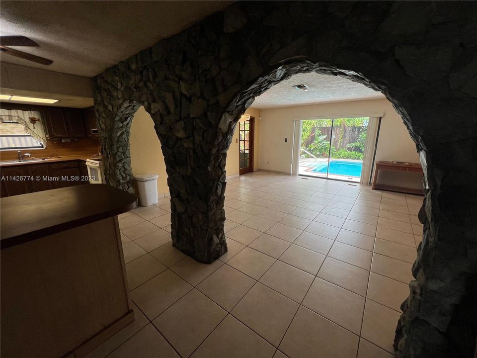 Recently Sold: $650,000 (4 beds, 2 baths, 2523 Square Feet)