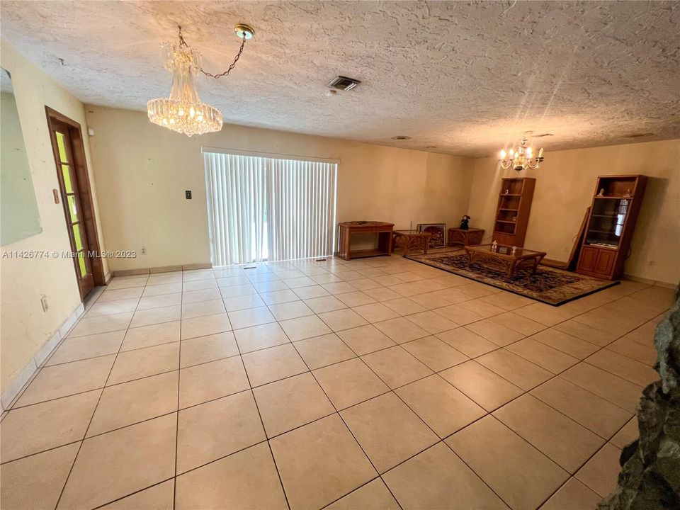 Recently Sold: $650,000 (4 beds, 2 baths, 2523 Square Feet)