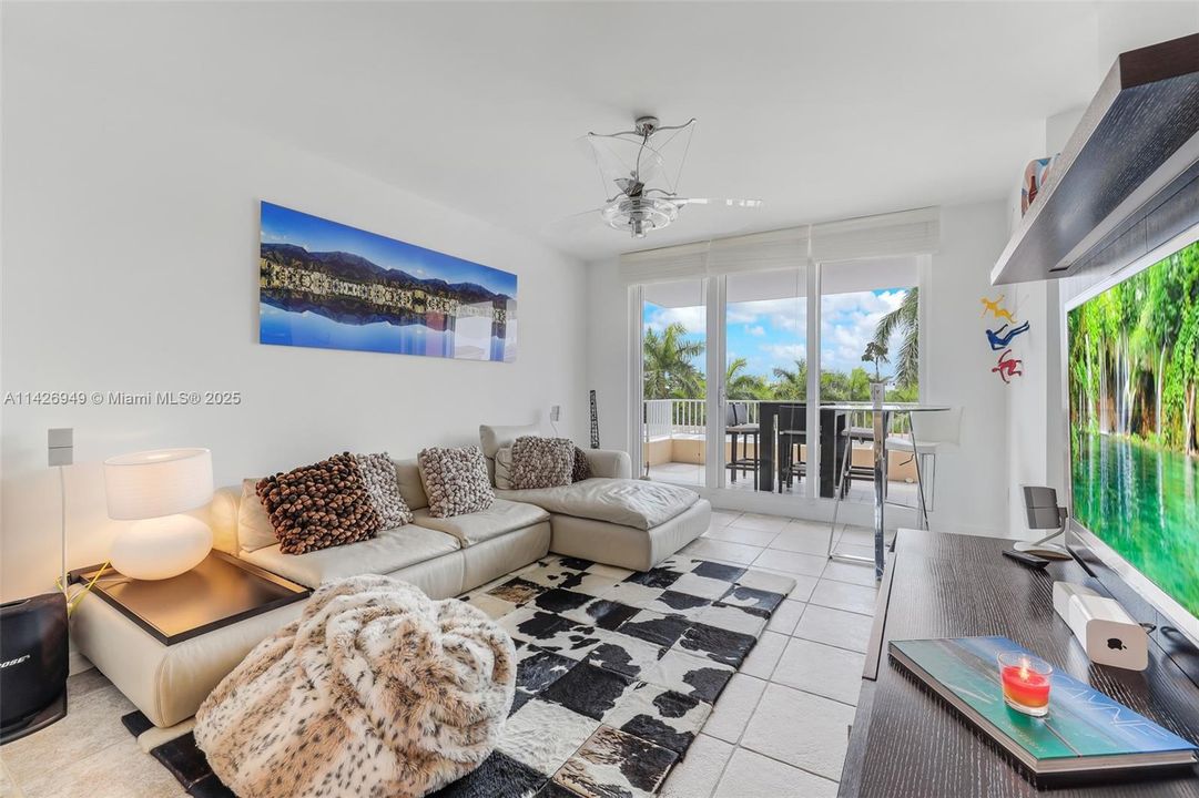 Recently Sold: $2,549,000 (3 beds, 4 baths, 2500 Square Feet)