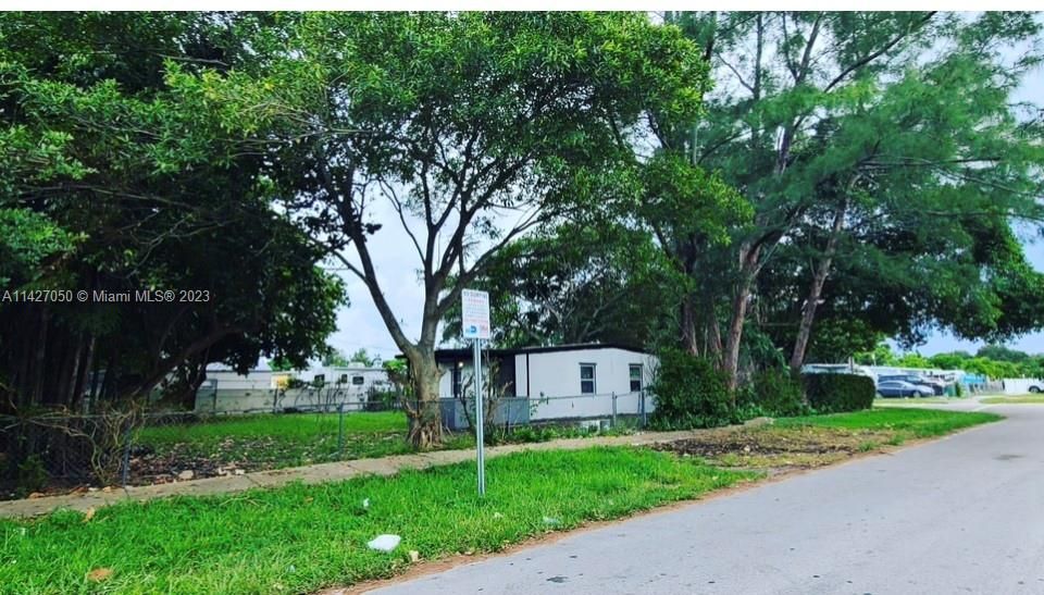 最近售出: $390,000 (2 贝兹, 1 浴室, 720 平方英尺)