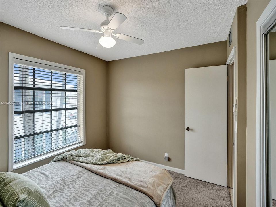 For Sale: $200,000 (2 beds, 1 baths, 875 Square Feet)