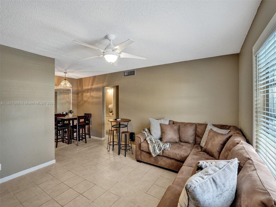 For Sale: $200,000 (2 beds, 1 baths, 875 Square Feet)