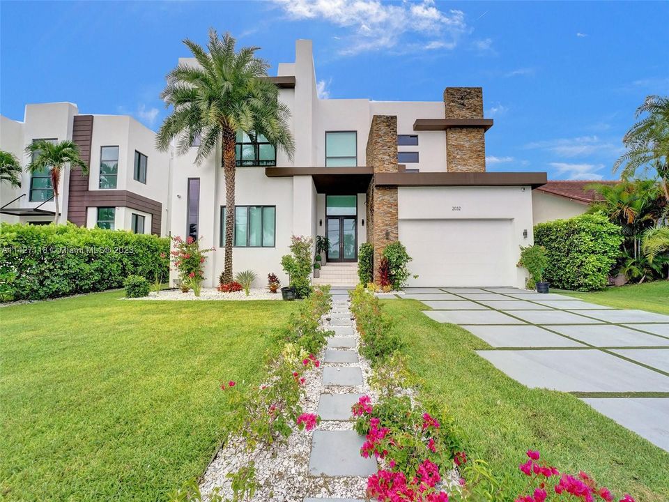 Recently Sold: $5,900,000 (6 beds, 6 baths, 5022 Square Feet)