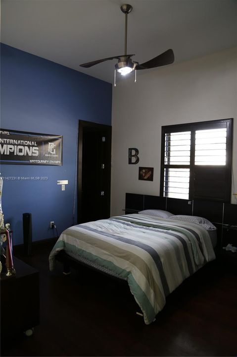 最近售出: $2,800,000 (7 贝兹, 4 浴室, 5965 平方英尺)