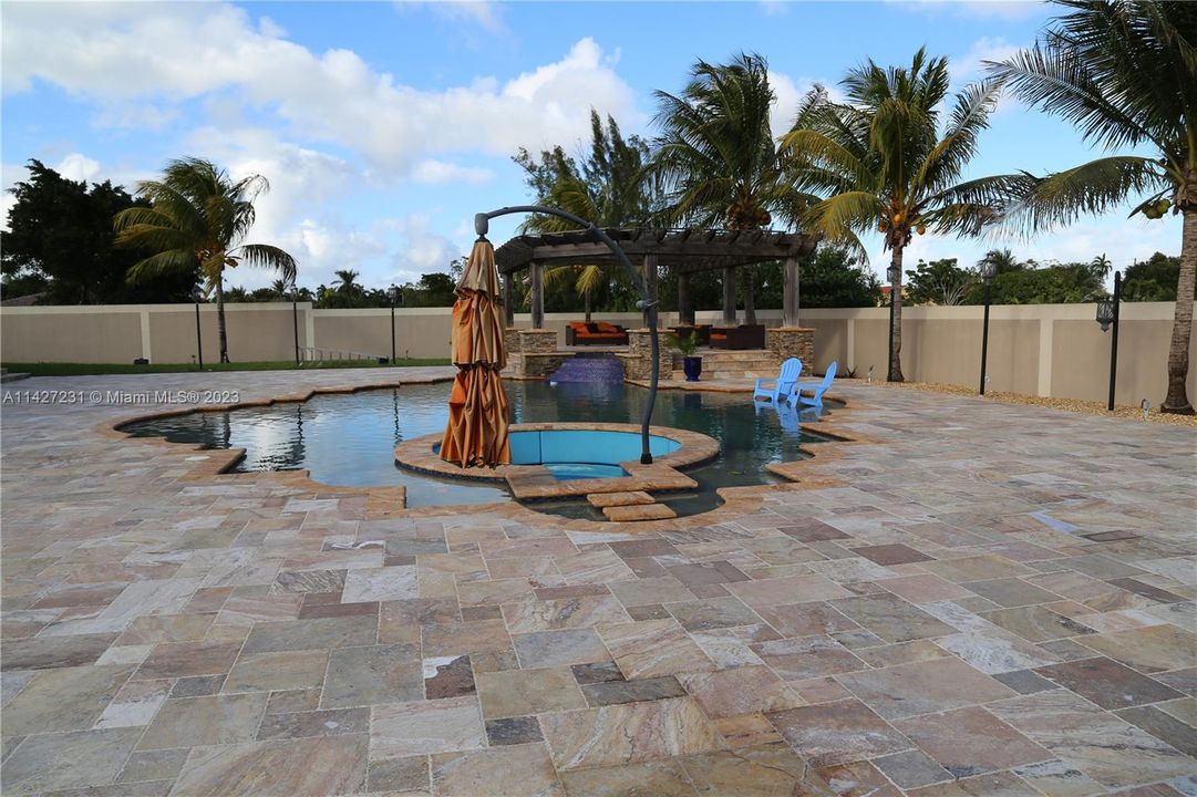 最近售出: $2,800,000 (7 贝兹, 4 浴室, 5965 平方英尺)