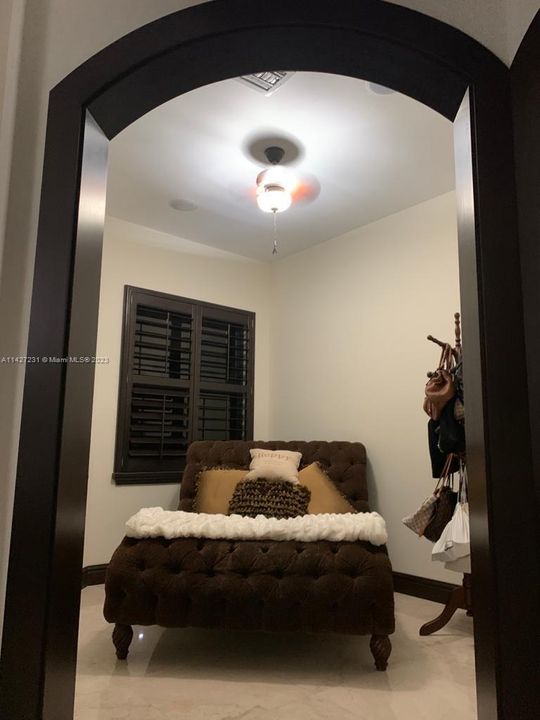 最近售出: $2,800,000 (7 贝兹, 4 浴室, 5965 平方英尺)