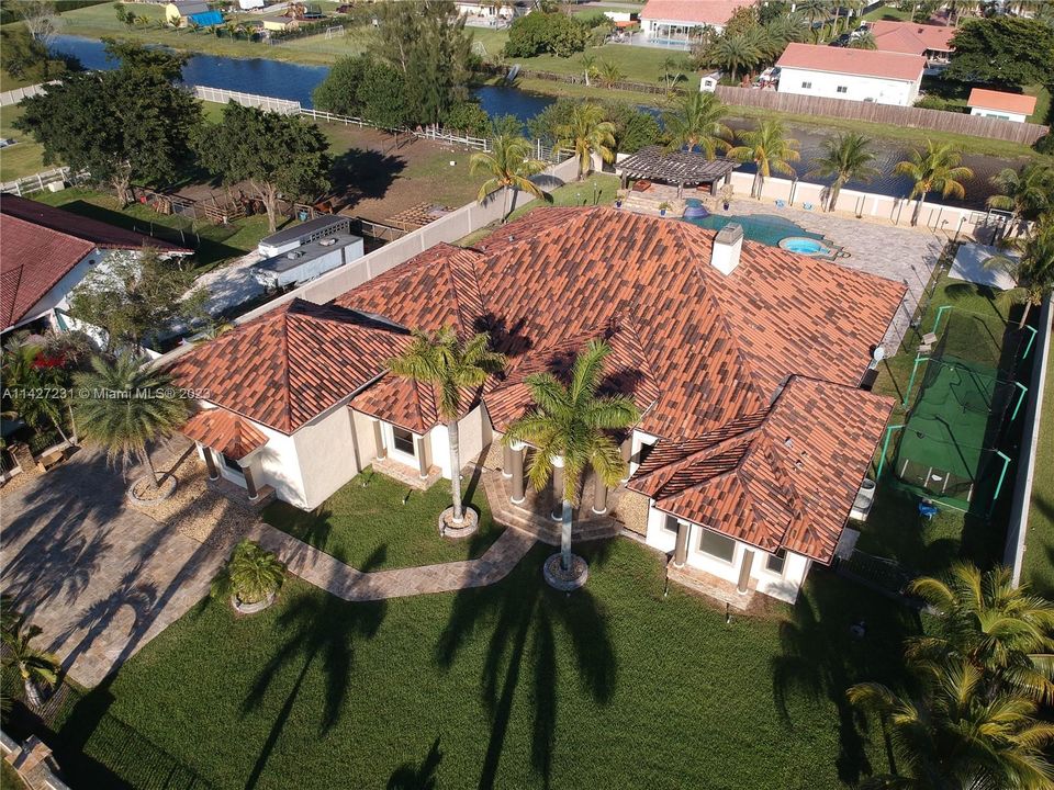 最近售出: $2,800,000 (7 贝兹, 4 浴室, 5965 平方英尺)