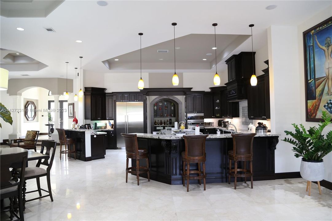 最近售出: $2,800,000 (7 贝兹, 4 浴室, 5965 平方英尺)