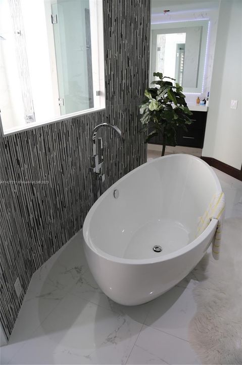 最近售出: $2,800,000 (7 贝兹, 4 浴室, 5965 平方英尺)