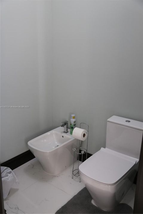 最近售出: $2,800,000 (7 贝兹, 4 浴室, 5965 平方英尺)