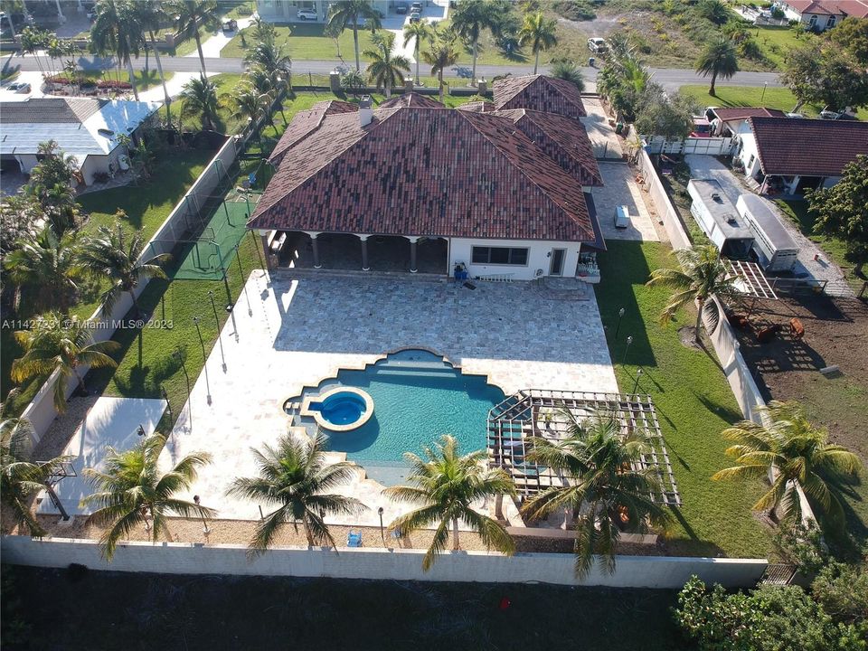 最近售出: $2,800,000 (7 贝兹, 4 浴室, 5965 平方英尺)