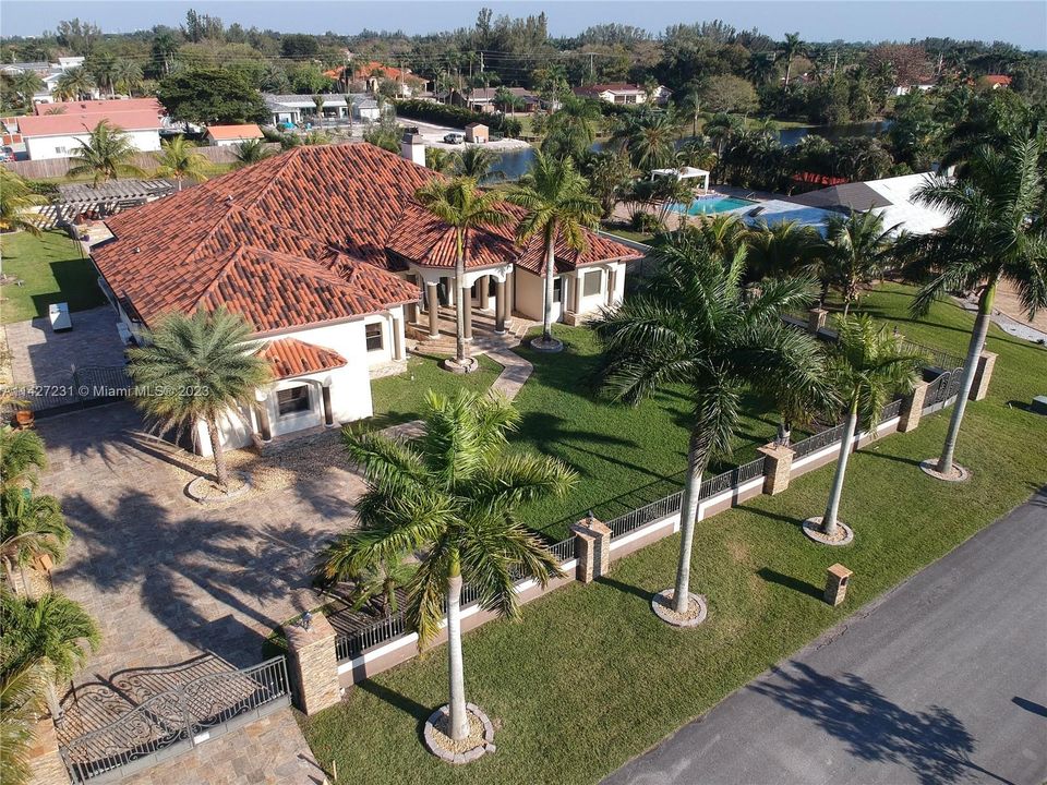 最近售出: $2,800,000 (7 贝兹, 4 浴室, 5965 平方英尺)