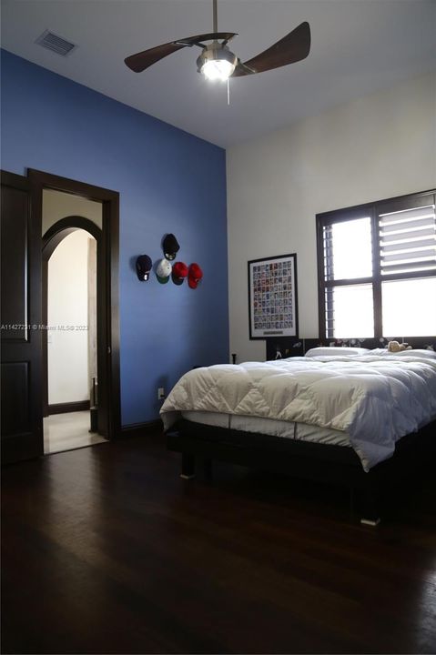 最近售出: $2,800,000 (7 贝兹, 4 浴室, 5965 平方英尺)