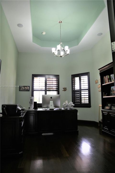 最近售出: $2,800,000 (7 贝兹, 4 浴室, 5965 平方英尺)