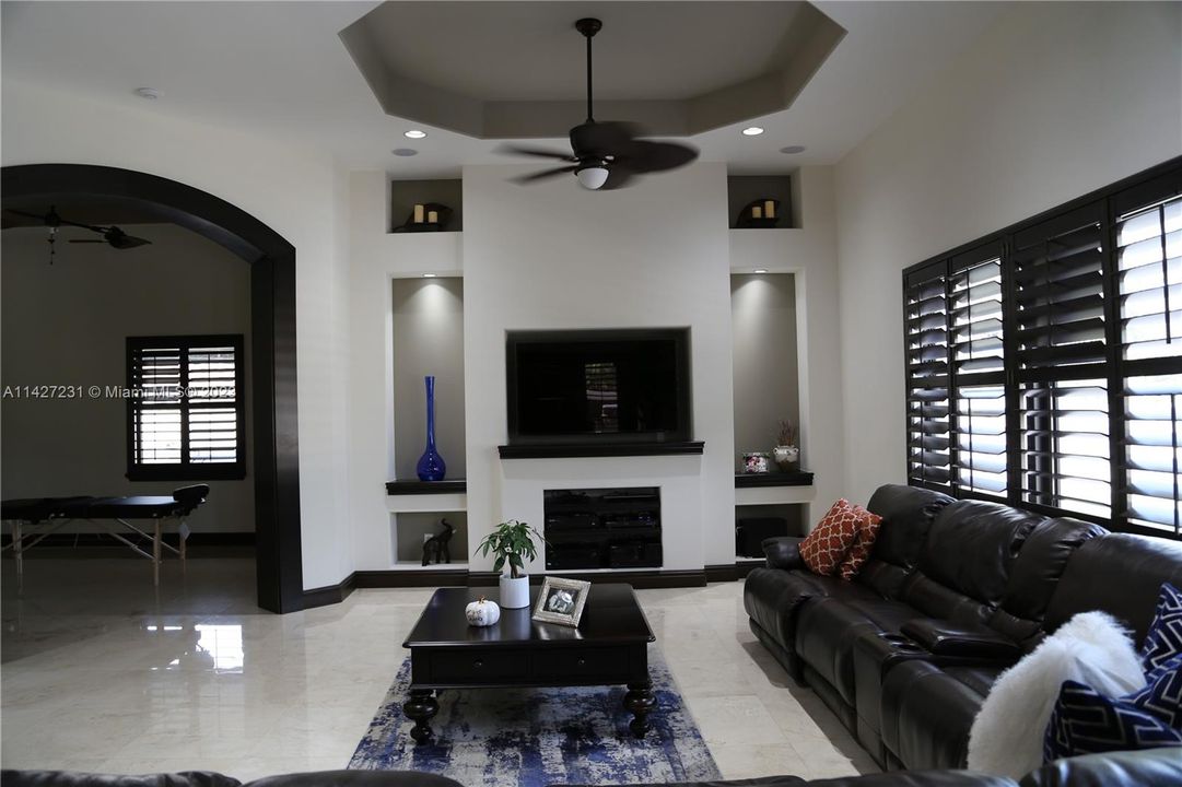 最近售出: $2,800,000 (7 贝兹, 4 浴室, 5965 平方英尺)