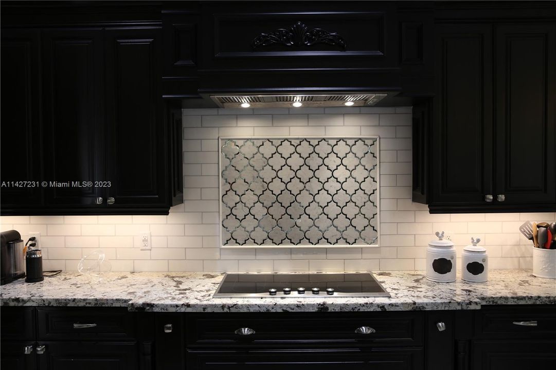 最近售出: $2,800,000 (7 贝兹, 4 浴室, 5965 平方英尺)