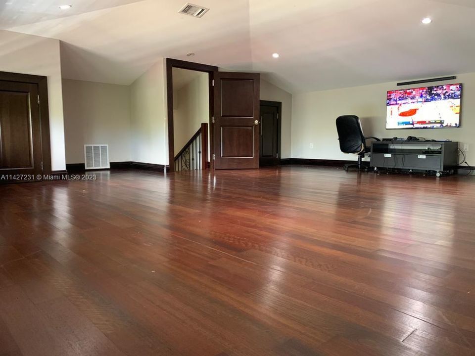 最近售出: $2,800,000 (7 贝兹, 4 浴室, 5965 平方英尺)