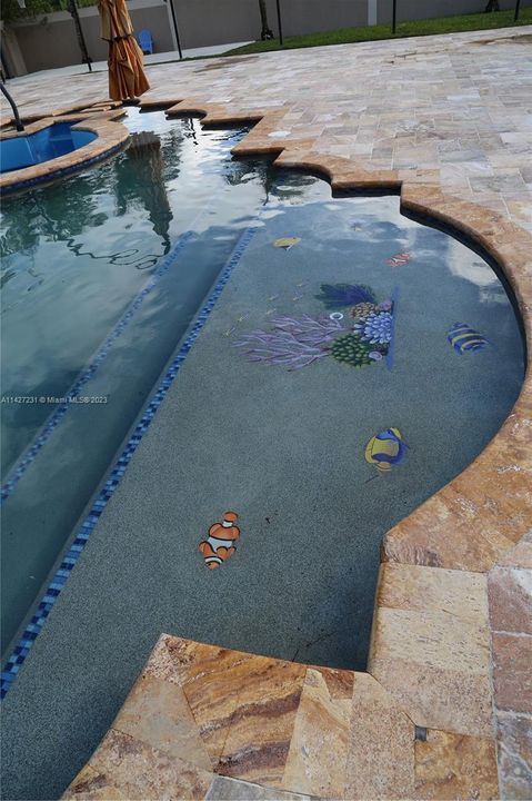 最近售出: $2,800,000 (7 贝兹, 4 浴室, 5965 平方英尺)