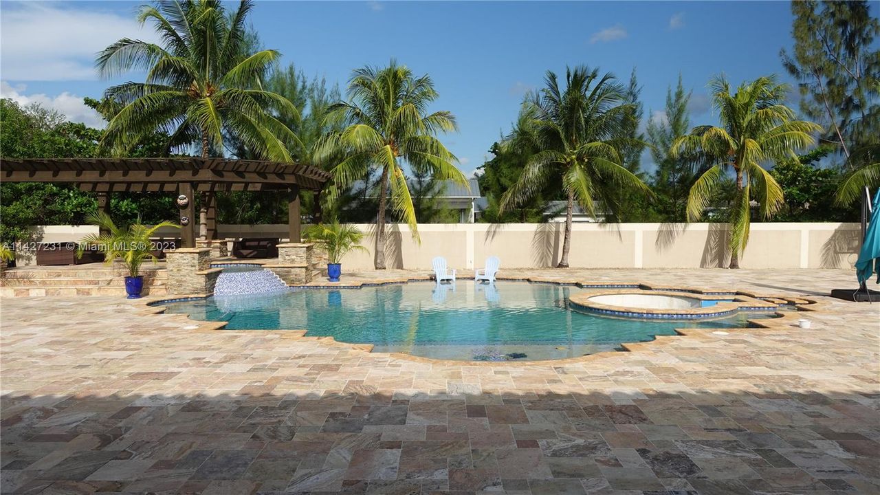 最近售出: $2,800,000 (7 贝兹, 4 浴室, 5965 平方英尺)