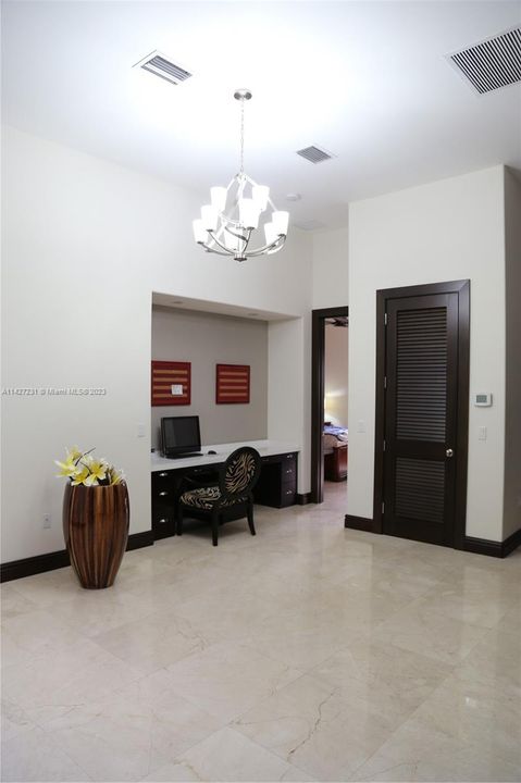 最近售出: $2,800,000 (7 贝兹, 4 浴室, 5965 平方英尺)