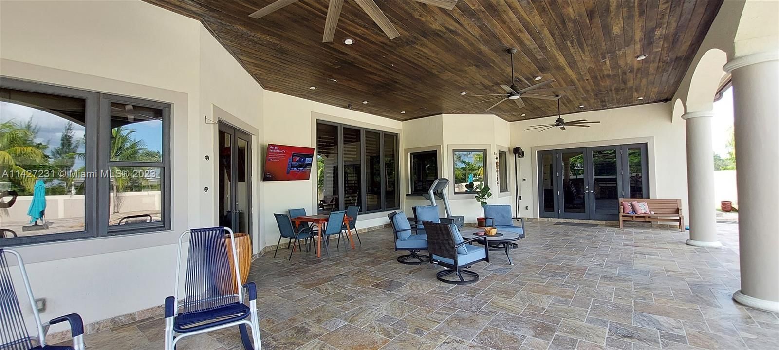 最近售出: $2,800,000 (7 贝兹, 4 浴室, 5965 平方英尺)