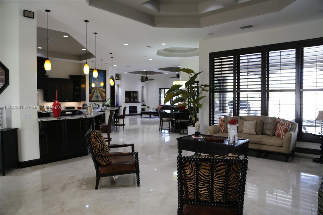 最近售出: $2,800,000 (7 贝兹, 4 浴室, 5965 平方英尺)