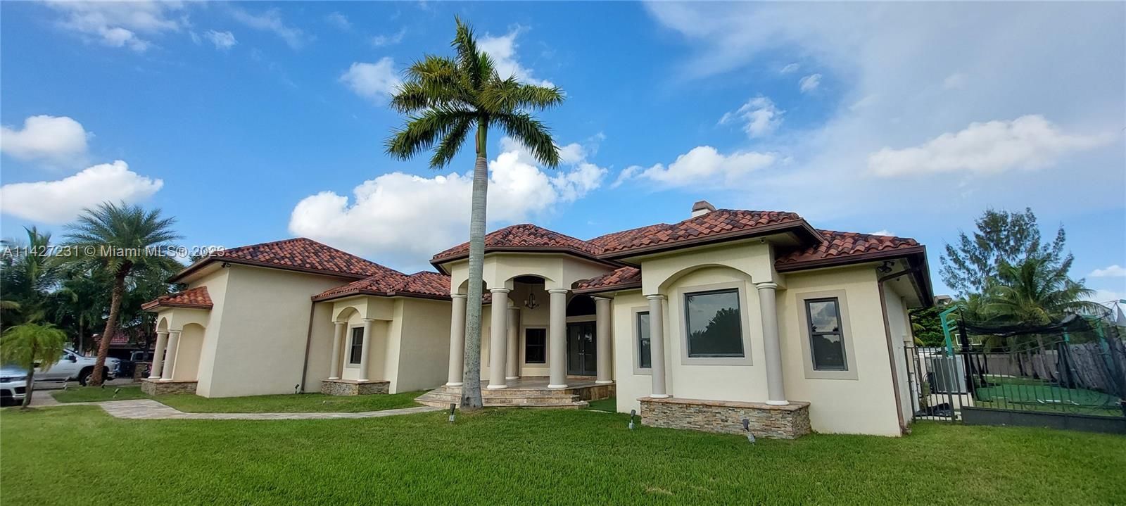 最近售出: $2,800,000 (7 贝兹, 4 浴室, 5965 平方英尺)