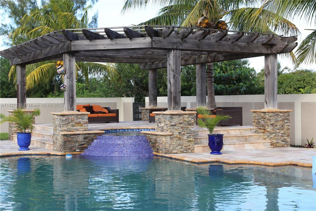 最近售出: $2,800,000 (7 贝兹, 4 浴室, 5965 平方英尺)