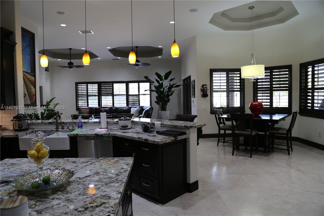 最近售出: $2,800,000 (7 贝兹, 4 浴室, 5965 平方英尺)